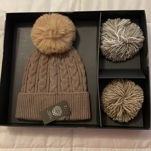 VINCE CAMUTO beanie and interchangeable poms